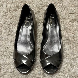 Cole Haan Nike Air Patent Leather Peep Toe Shoe | Low Wedge | Silver | size 9 B